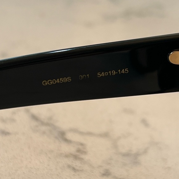 Like new Gucci oversized black sunglasses. PLUS FREE SHIPPING - Picture 10 of 14